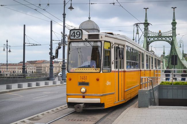 kinh nghiệm du lịch Hungary giá rẻ chi tiết từ A tới Z, Tuyến xe điện 49 tại Budapest