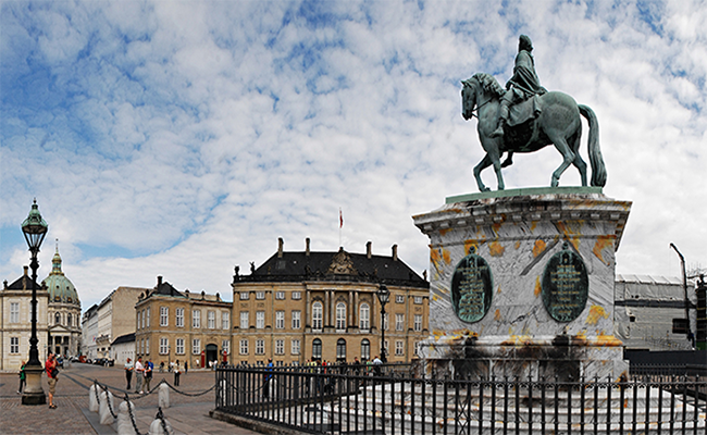 Cung điện hoàng gia Amalienborg nổi tiếng nhất tại Đan Mạch