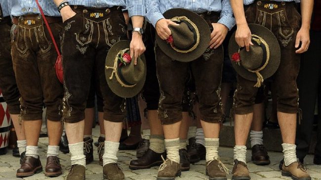 những bộ Lederhosen và Dirndls rất nhiều trong khoảng thời gian Oktoberfest