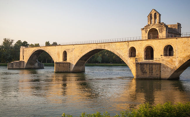 Cây cầu nổi tiếng Pont Saint-Bénézet