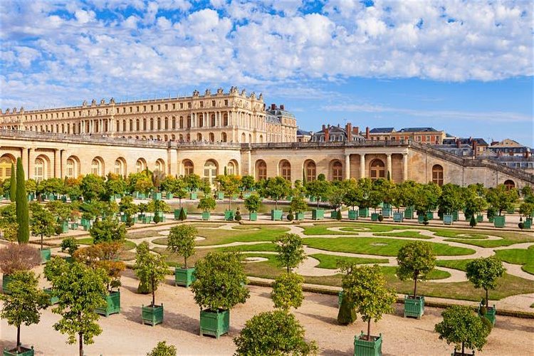 khuôn viên sân vườn rộng lớn của cung điện Versailles