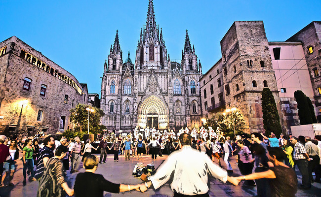 nhà thờ barcelona cathedral - điệu nhảy sardana