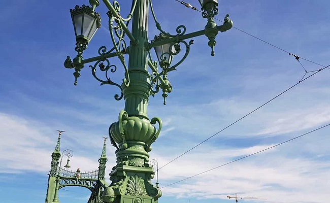 các chi tiết trang trí trên cầu liberty bridge