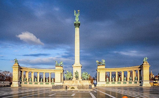 quảng trường anh hùng heroes square - đài tưởng niệm quốc gia