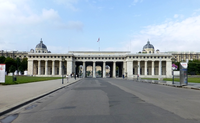 quảng trường heldenplatz - burghtor 