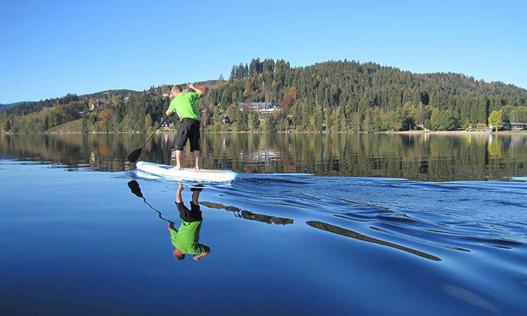 chèo thuyền trên hồ Titisee