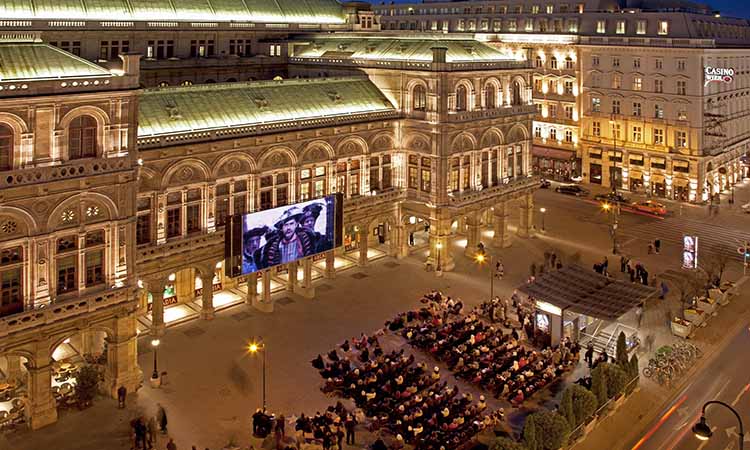 Khu ngoài trời của nhà hát Opera Vienna