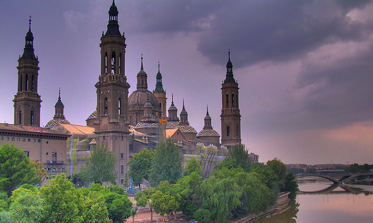 Nhà thờ Basilica Del Pilar