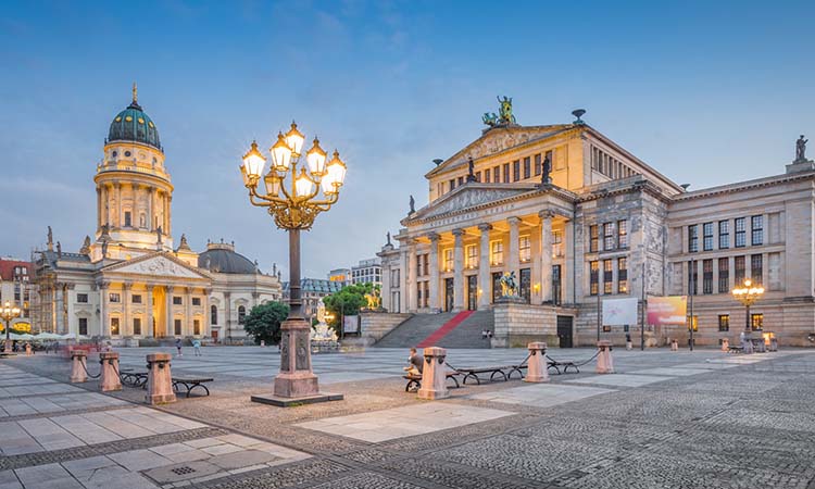 Quảng trường Gendarmenmarkt nằm ở vị trí trung tâm, thuận tiện để tới bằng các phương tiện công cộng