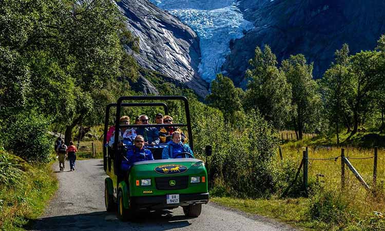 Xe điện đi tới sông băng Briksdal Glacier