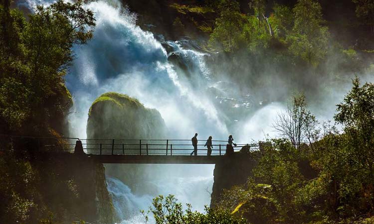 Các hoạt động quanh sông băng Briksdal Glacier