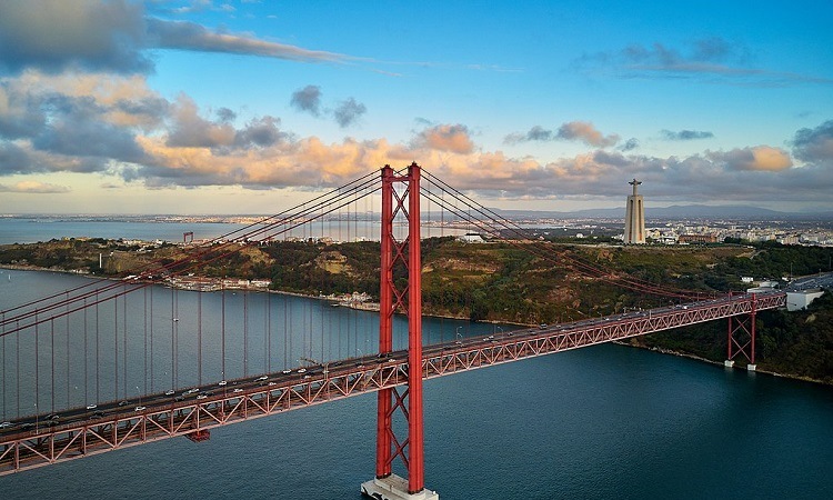 Cầu 25 April trông rất giống cầu Cổng Vàng ở Sanfrancisco