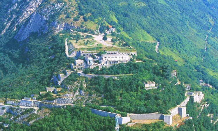 Toàn cảnh Pháo đài Fort de la Bastille trải rộng giữa triền núi