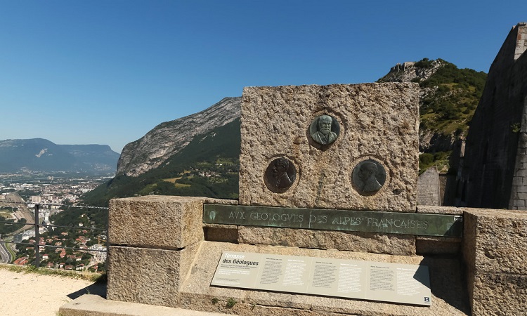 Bia kỉ niệm tạc hình 3 nhà địa chất của dãy núi Alps - Pháo đài Fort de la Bastille