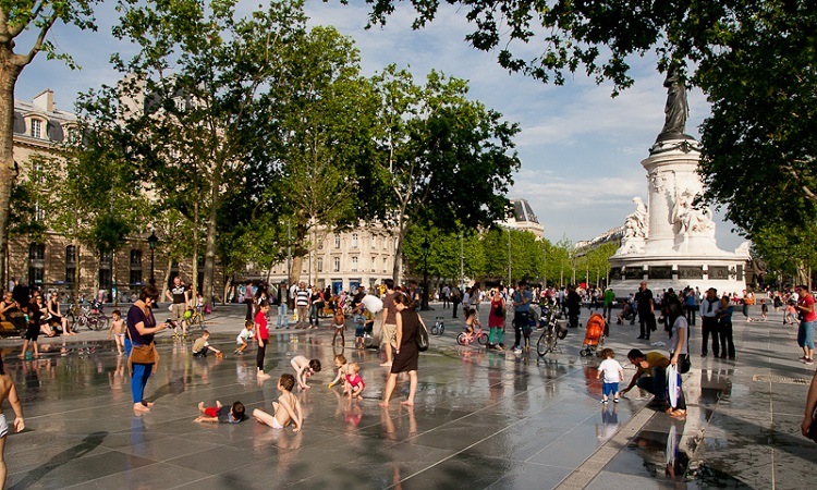 Quảng trường Place de la République cũng là nơi nhiều trẻ em tới vui chơi