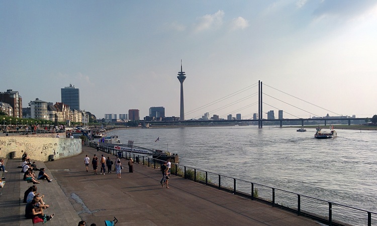 Cầu tàu Embankment Promenade