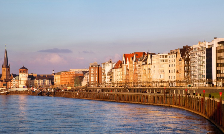 Embankment Promenade được coi là lối đi dạo tuyệt nhất bên bờ sông Rhine của Düsseldorf